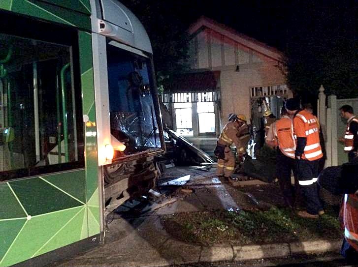 Tram Derails, Veers Into Melbourne House After Collision With Car - ABC ...