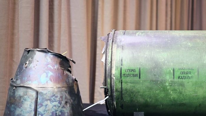 Penyelidik menunjukan selongsong rudal yang menghantam MH17