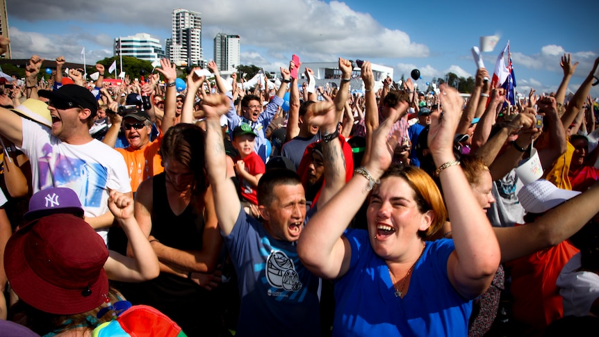 Gold Coast residents celebrate Commonwealth Games bid (AAP: Patrick Hamilton)