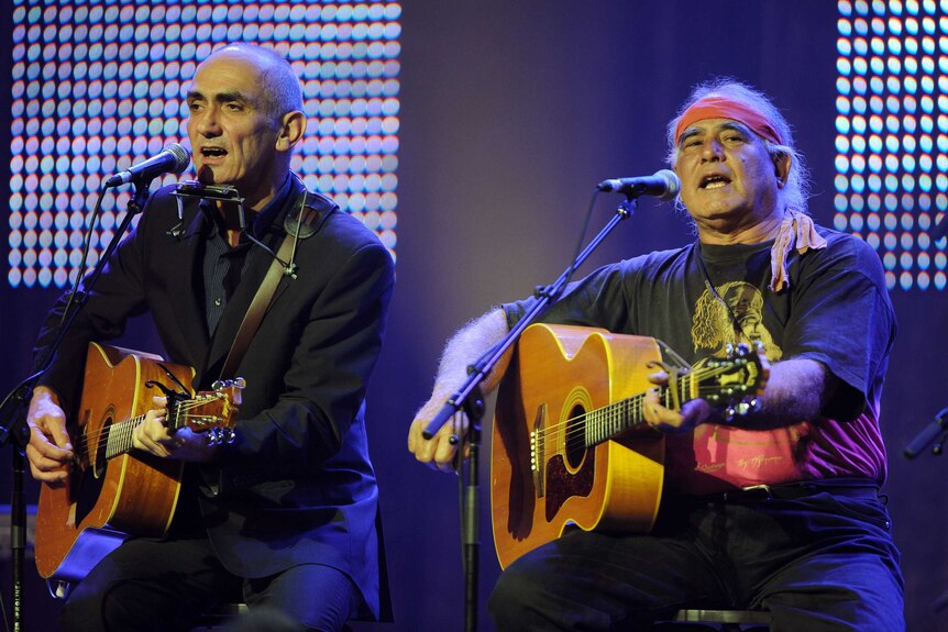 Kev Carmody and Paul Kelly on stage at the 2009 ARIA Hall Of Fame Awards