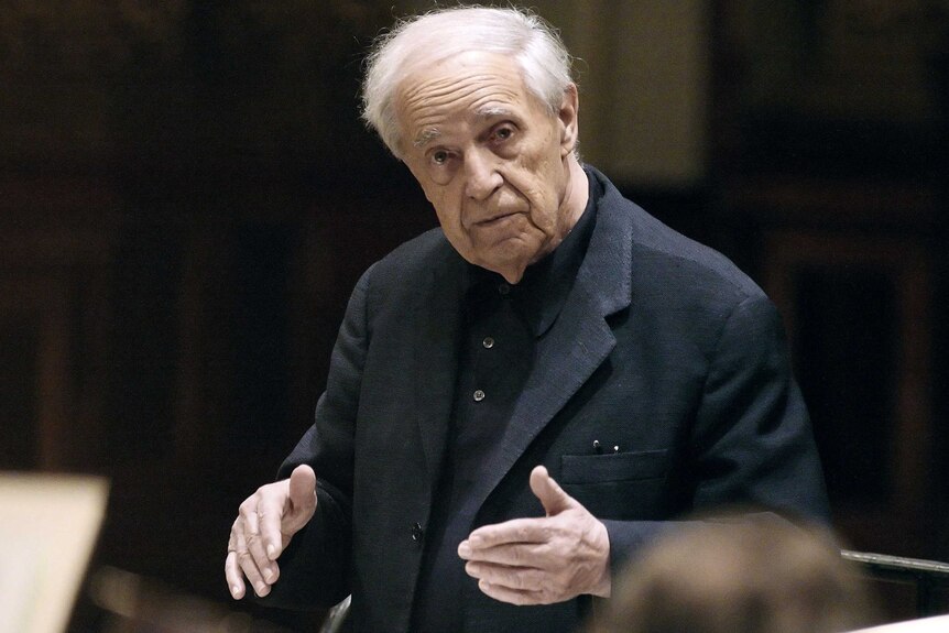 Pierre Boulez conducts the Vienna Philharmonic Orchestra.