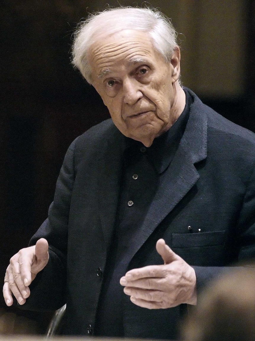 Pierre Boulez conducts the Vienna Philharmonic Orchestra.