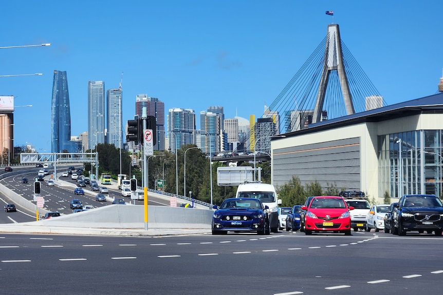 Tráfico en Victoria Road de Sydney cuando el gobierno anunció ajustes para aliviar la congestión