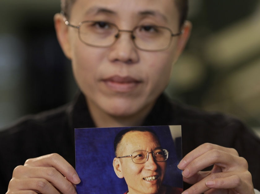 Liu Xia holds a photo of Liu Xiaobo