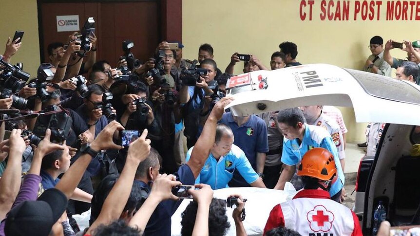 Kamera menyorot kantong jenazah dari korban jatuhnya Lion Air.