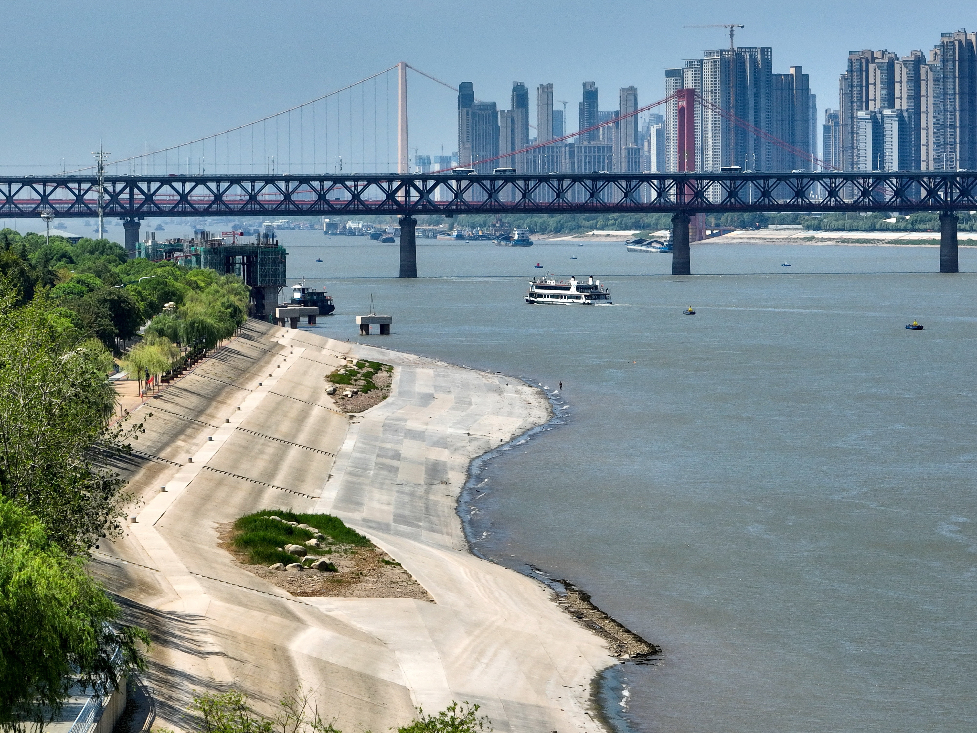 Китай через реку фото Yangtze River Low Water Level, Hydropower Shortage Risk China’s Recovery Bloom
