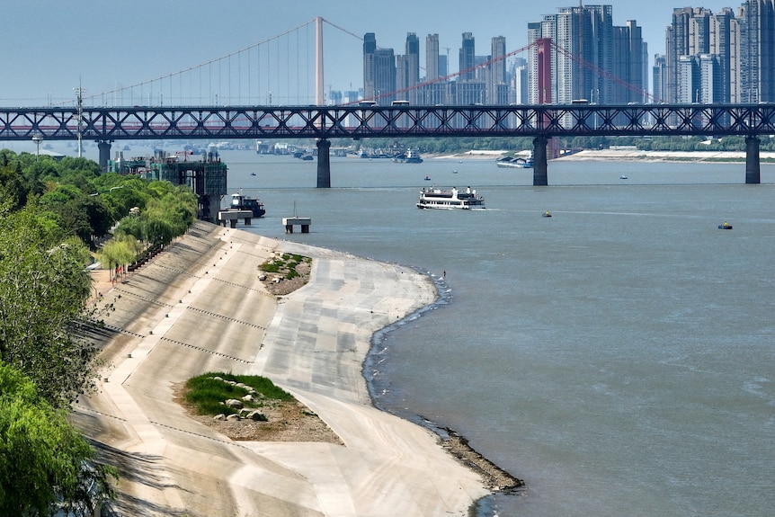 Odsłonięta linia brzegowa rzeki Jangcy w Wuhan w Chinach.