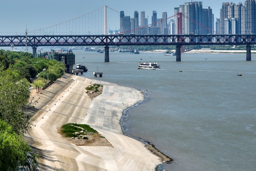 Las orillas expuestas del río Yangtze en Wuhan, China.