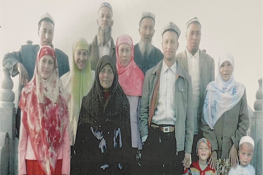 Une photo imprimée décolorée d'un grand groupe de personnes en tenue musulmane