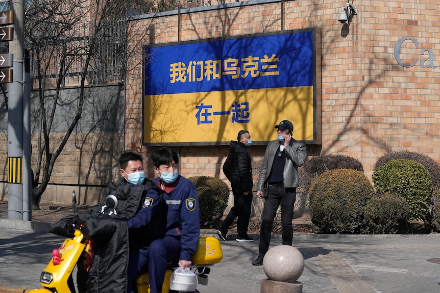 Sign on Ukraine flag with Chinese text