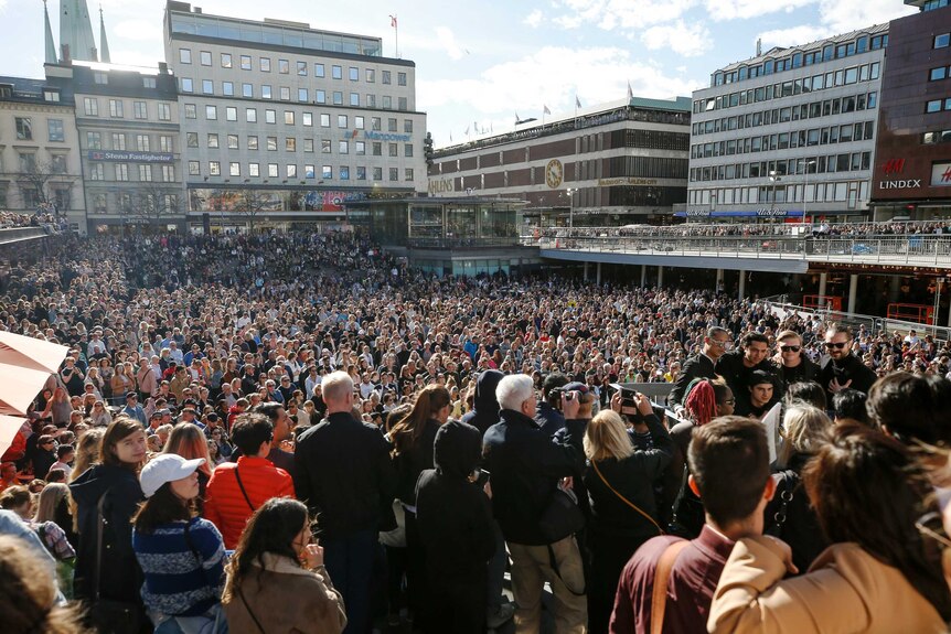 Thousands of fans gather in Sweden for a moment of silence