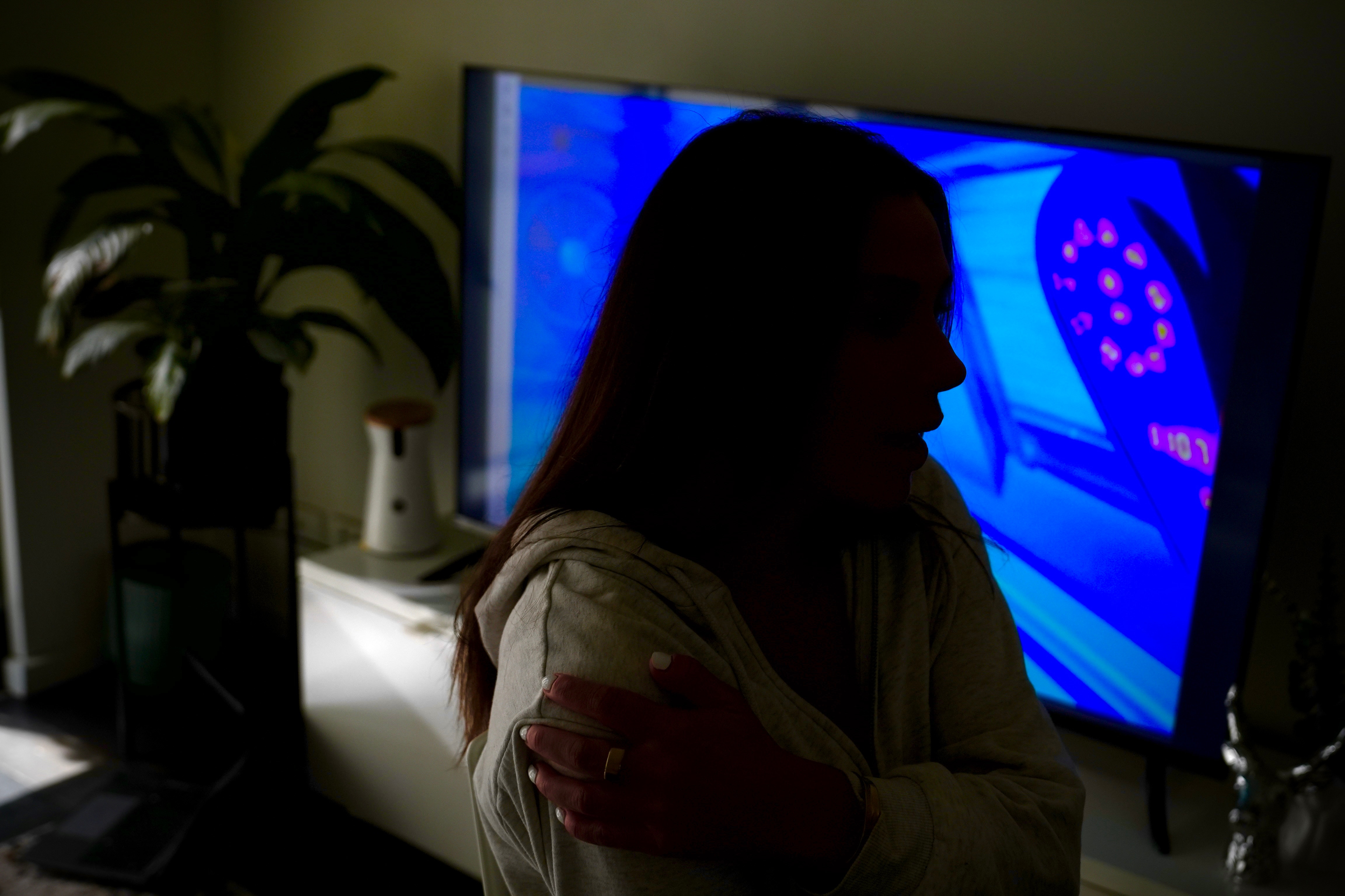 Sillhouette of a woman sitting on a couch