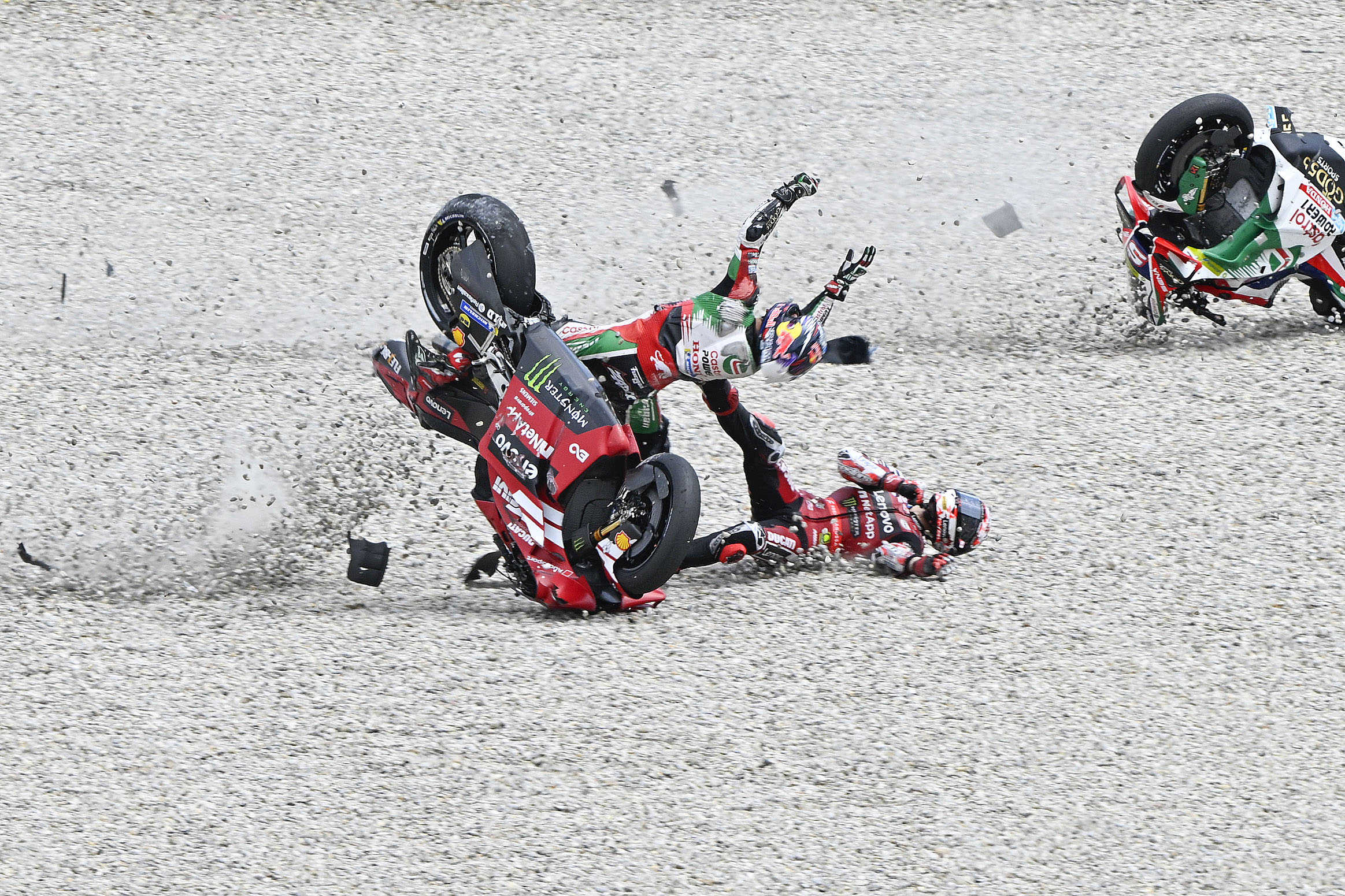 Johann Zarco está preso dentro de uma bicicleta