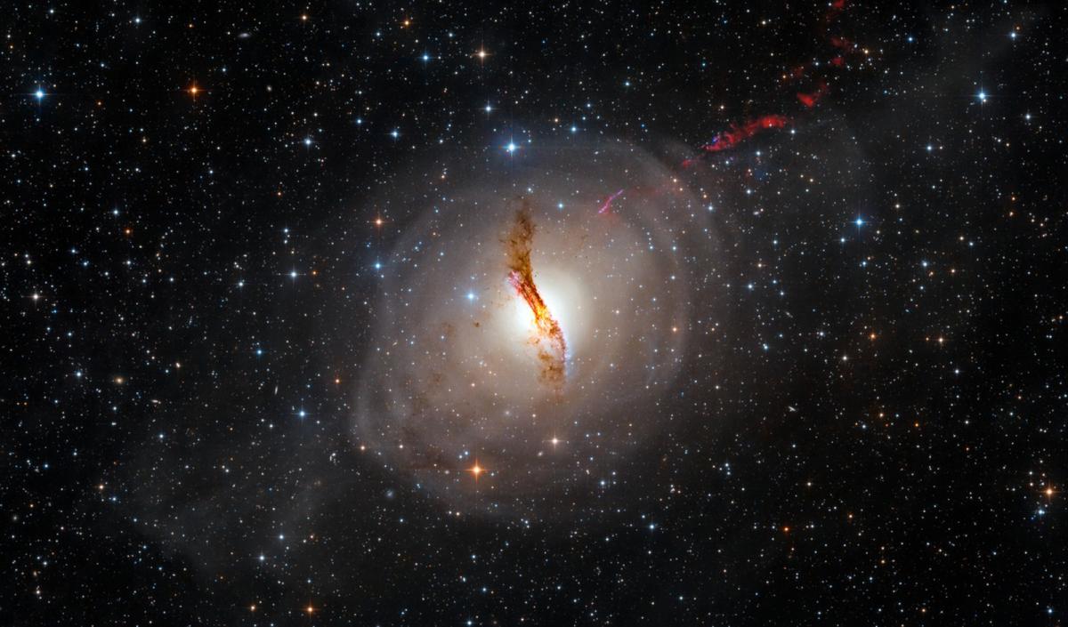 Questa immagine mostra la galassia NGC 5128 e il suo sistema di onde di marea circostante