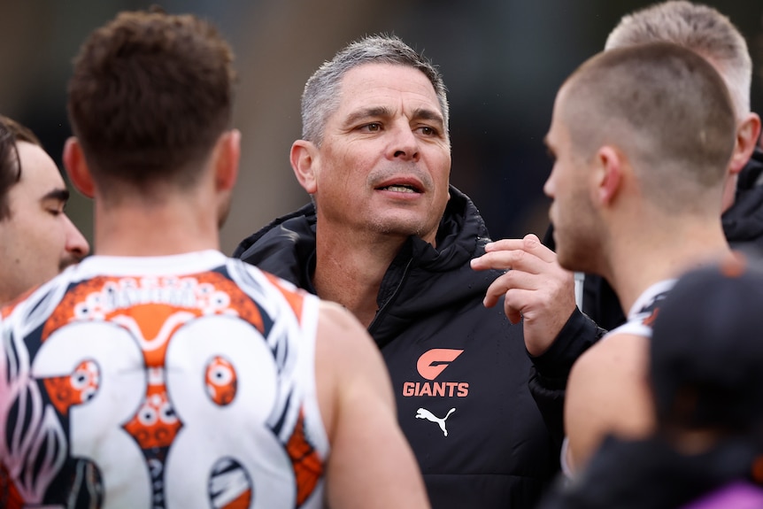 Adam Kingsley speaks to Giants players in a huddle