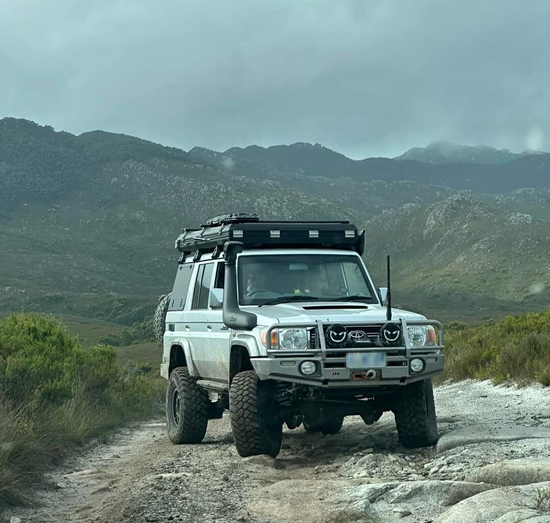 Una plata 4WD en una exuberante región montañosa.