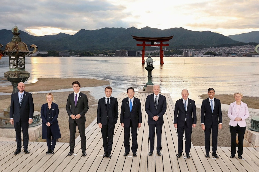 七国领导人站在一起合影