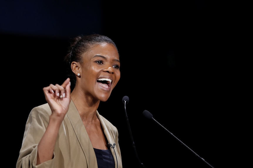 Candace Owens gesticule devant un micro 