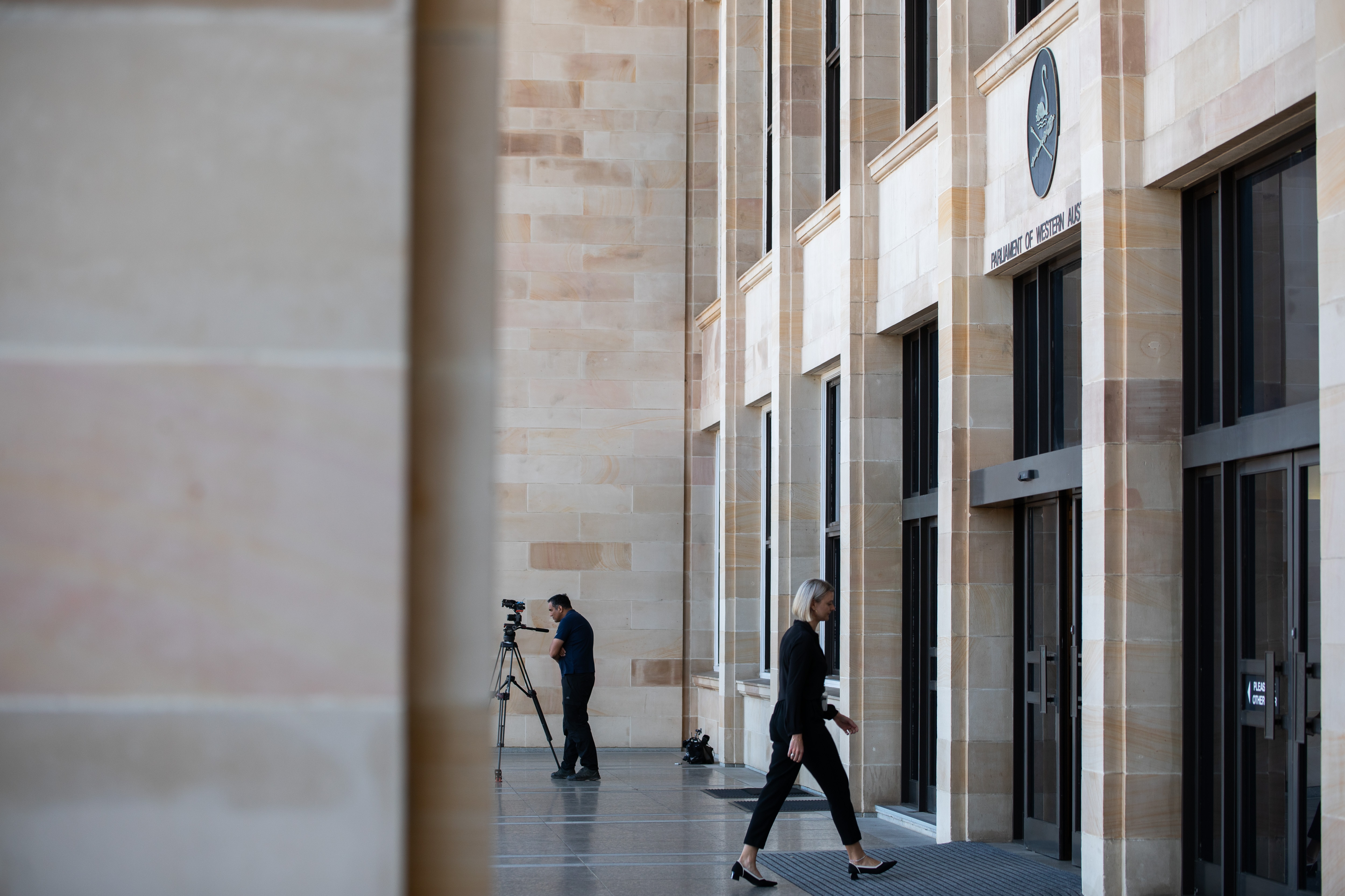 Марика Гроеневальд входит в здание парламента штата Вашингтон.