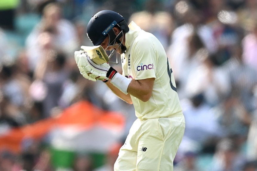 Joe Root screams, holding his bat up to his face