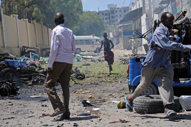 People run from Mogadishu bombing