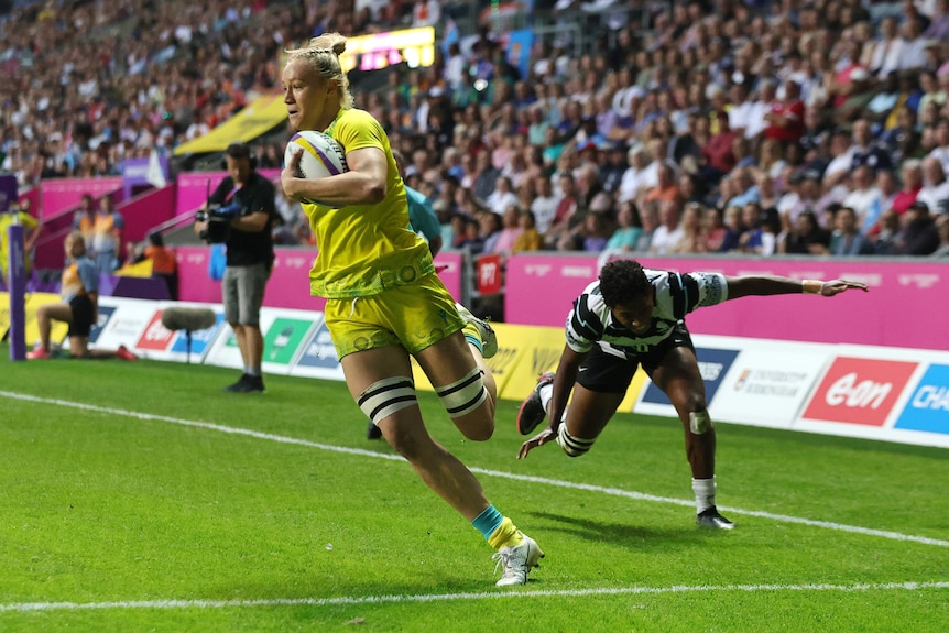 Maddison Levi scores a try for Australia in the women's rugby sevens gold medal game