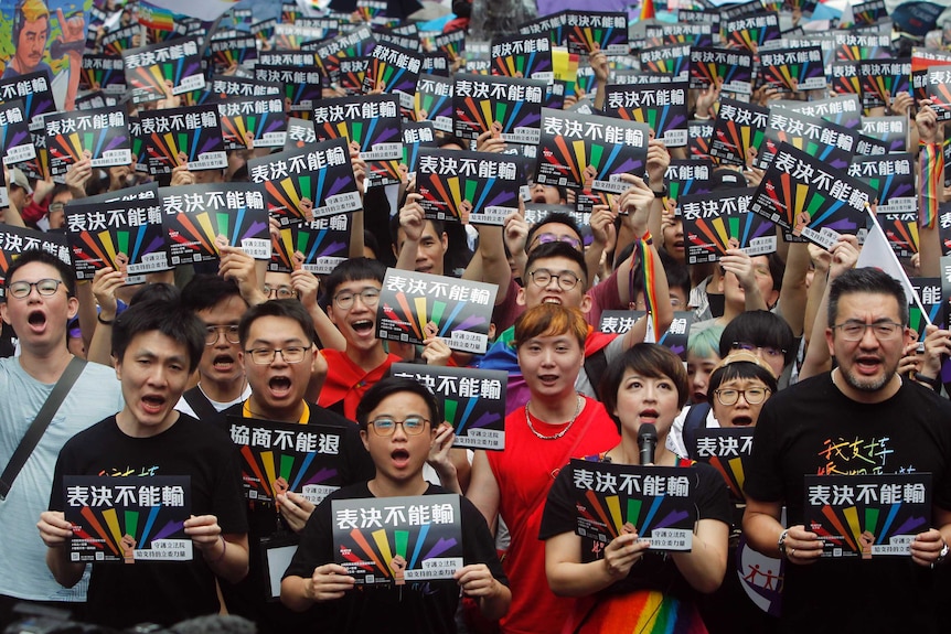 同性婚姻支持者聚集在位于台北的立法院外，手举标志，上写“表决不能输”。