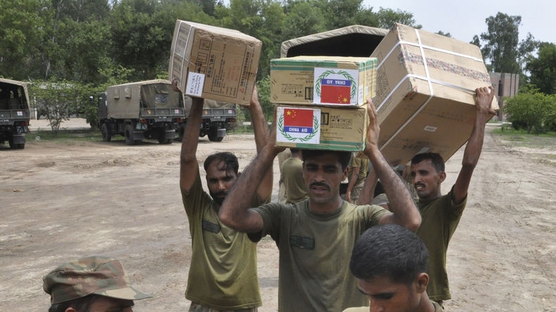 Flood aid arrives slowly: Pakistani soldiers unload boxes of medicines from China