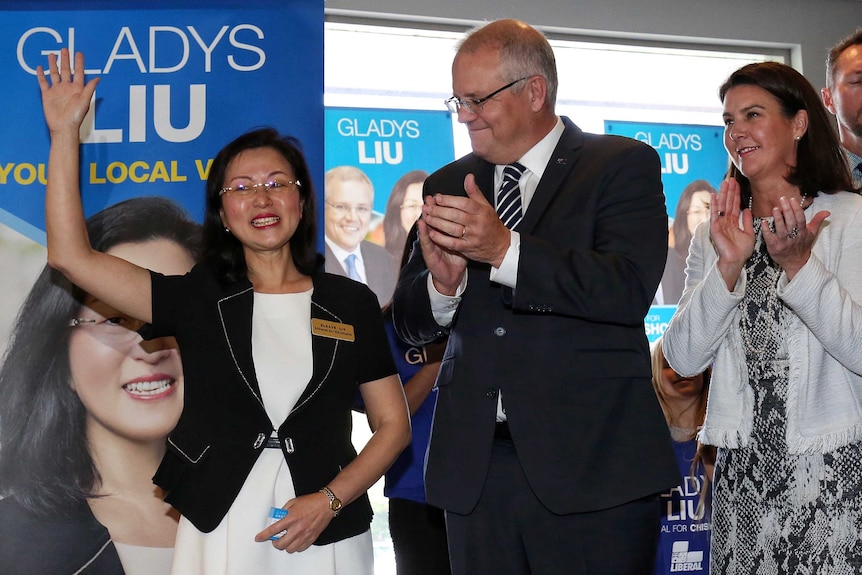 Scott Morrison applauds Gladys Lui, who is waving.
