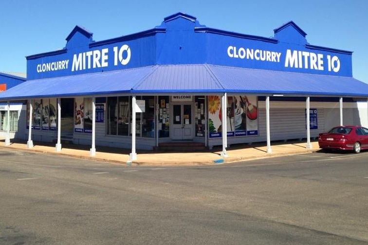 Una vista desde la calle de un edificio de hardware Mitre 10 en Cloncurry