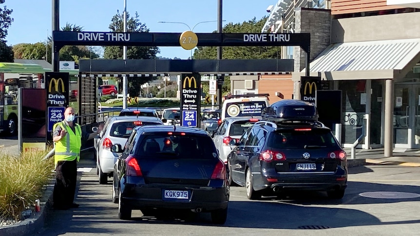 New Zealanders line up for takeaway as COVID-19 restrictions ease, Auckland remains under stage four lockdown - ABC News