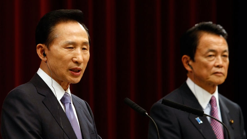 South Korean President Lee Myung-bak (L) with Japanese Prime Minister Taro Aso.