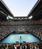 罗德·拉沃尔竞技场的看台上挤满了观看澳大利亚网球公开赛比赛的球迷。