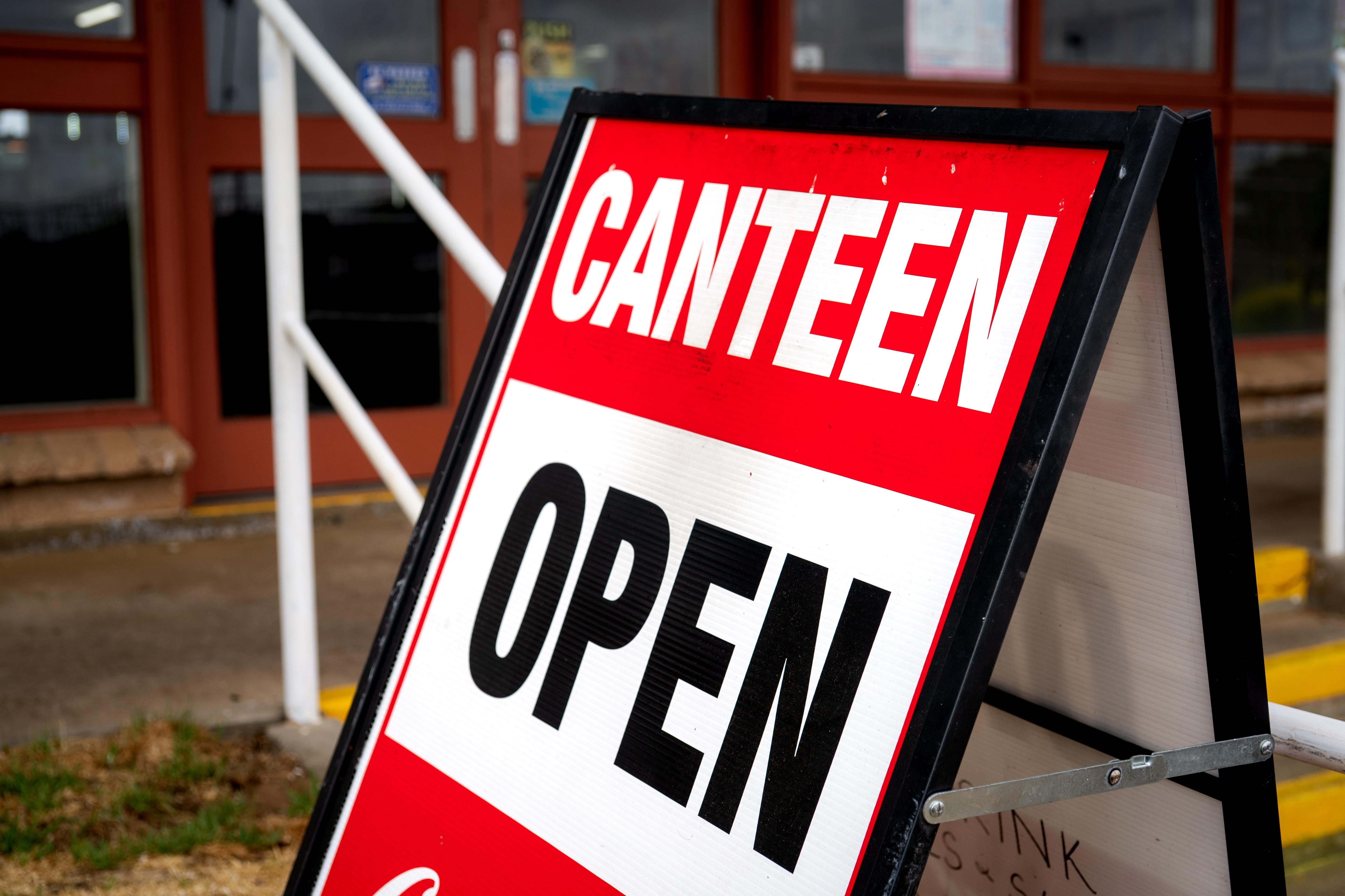 Un cartel exterior que dice 