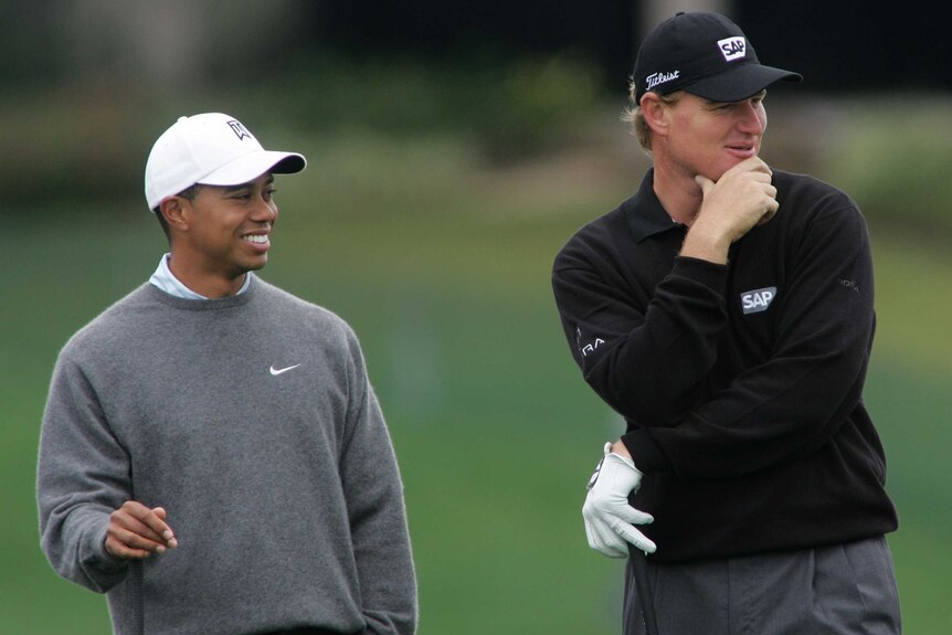 Tiger Woods (L) and Ernie Els at the Bay Hill Invitational PGA tournament in March 2005.
