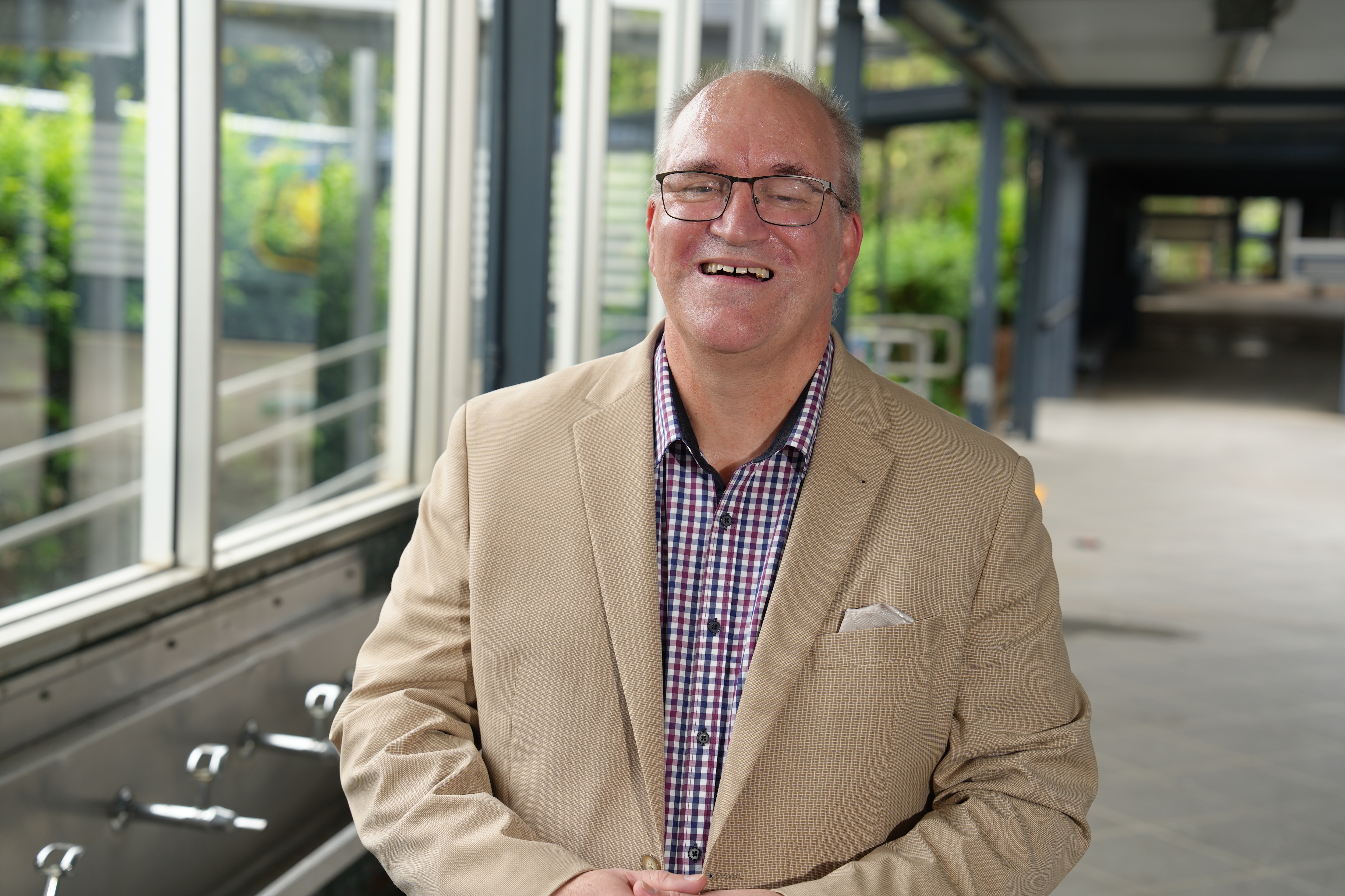um homem de óculos e camisa xadrez