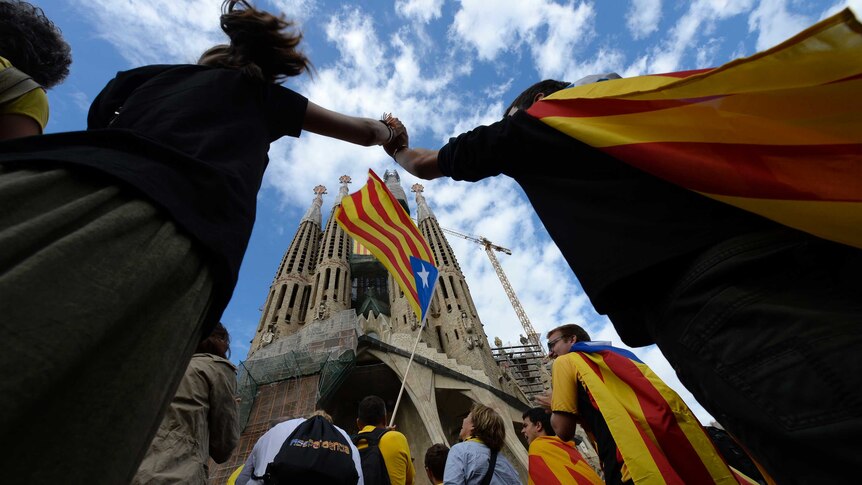 Catalonia human chain Sagrada Familia
