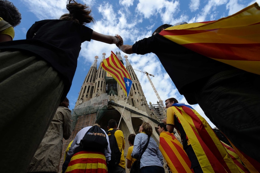 Catalonia human chain Sagrada Familia