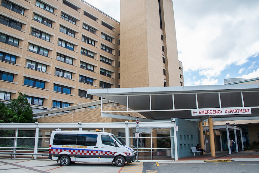 Ambulance à l'extérieur du service des urgences de l'hôpital de Canberra