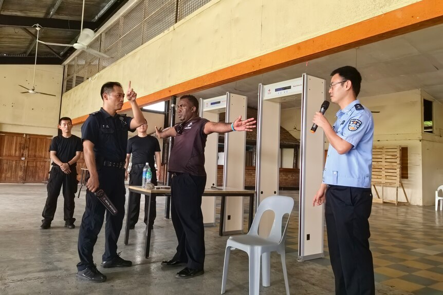 中国警方在霍尼亚拉对所罗门群岛的警察进行训练。