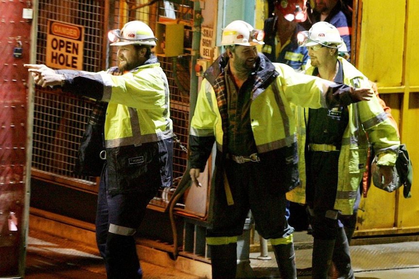 Le LtoR Todd Russell et Brant Webb font signe à la sortie de l'ascenseur de la mine