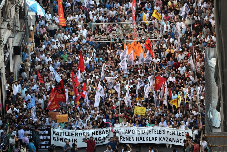 Thousands of protestors march in Istanbul