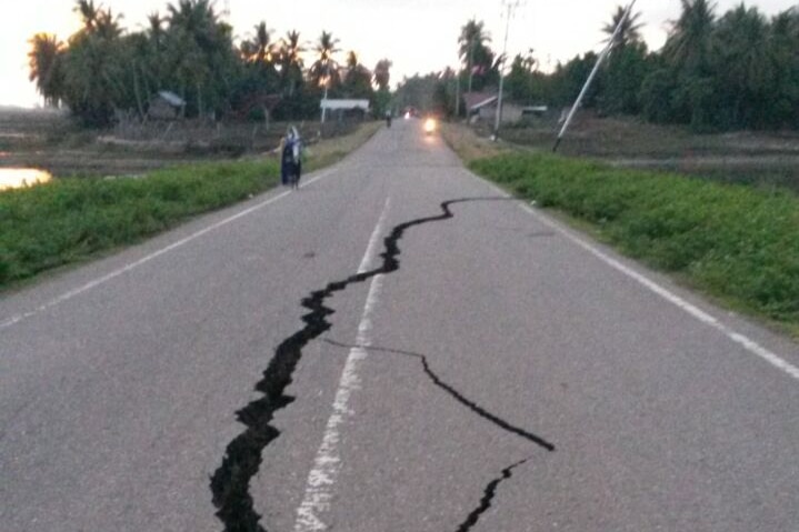Earthquake splits road in Indonesia. December 7, 2016.