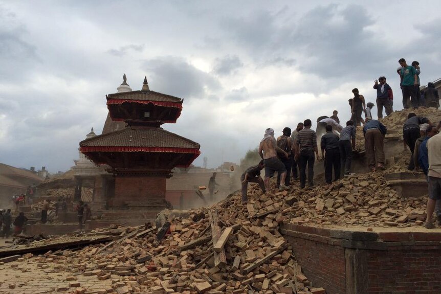 Nepal earthquake collapses buildings in Kathmandu and northern India