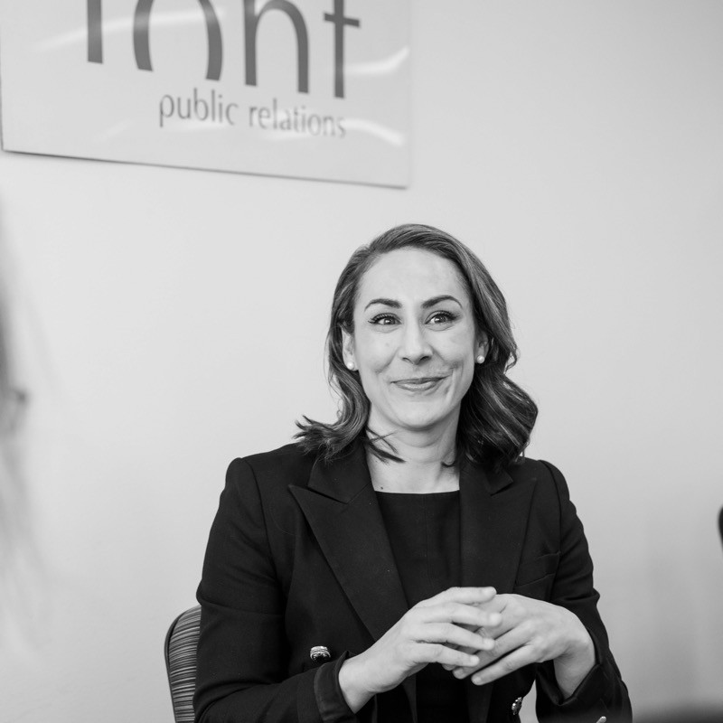 Danielle McKay aparta la mirada de la cámara.