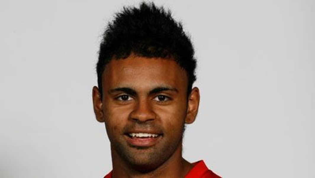 Foto de um jogador de futebol indígena sorrindo