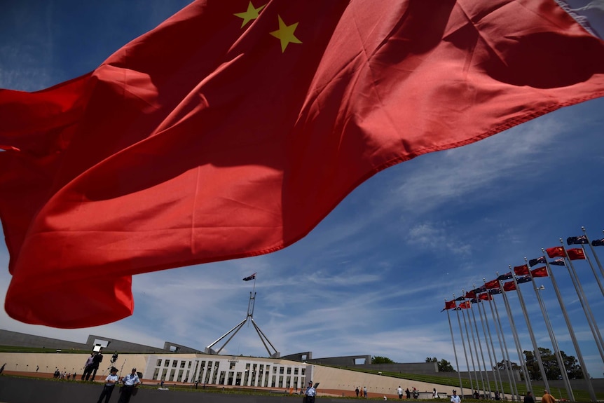 堪培拉澳大利亚议会大厦外飘扬着中国国旗