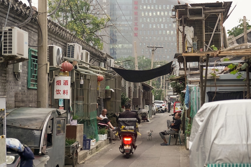 The hutong in Beijing where Li Chuang has his shop