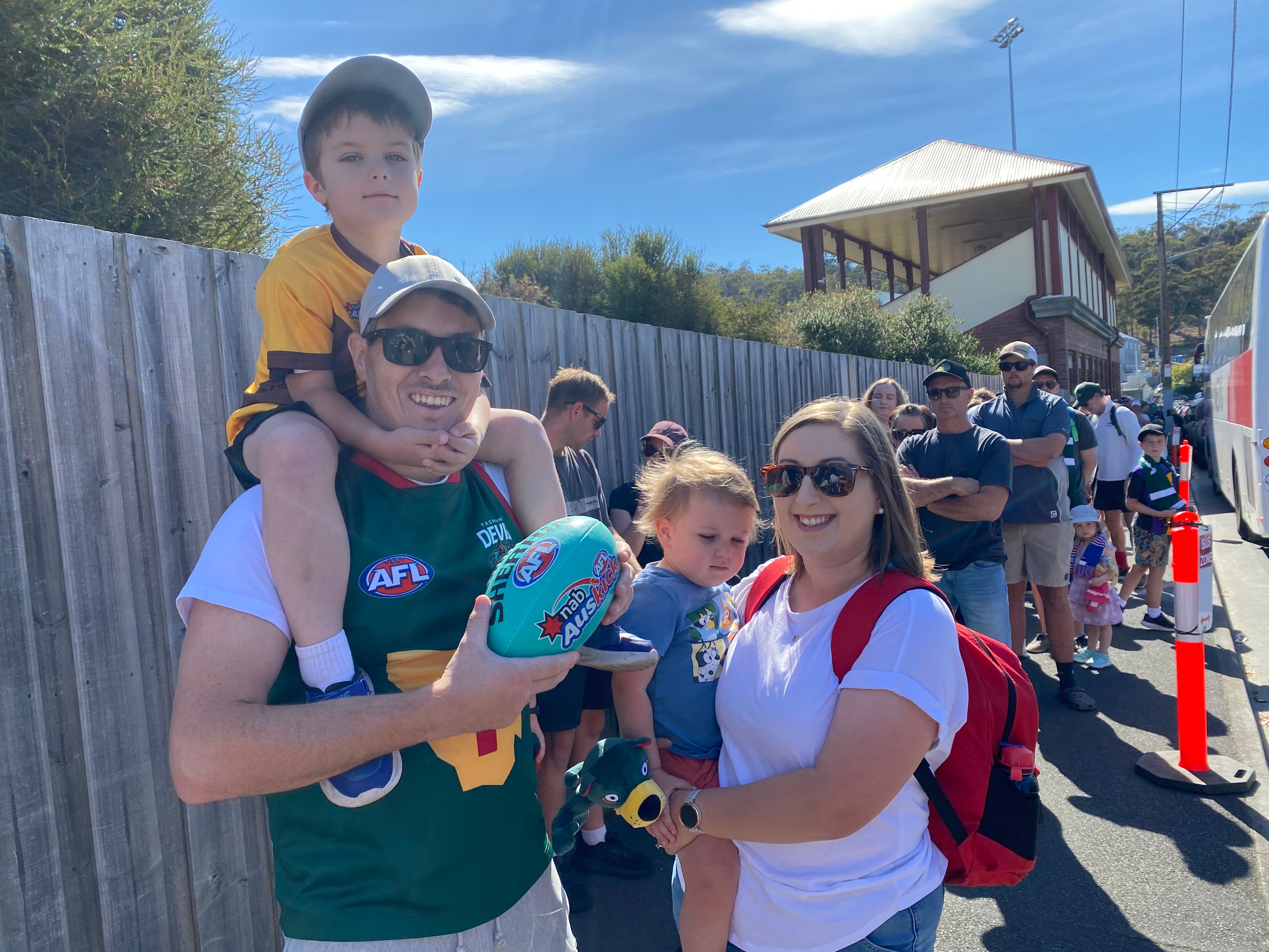Os fãs de futebol olham para a câmera.