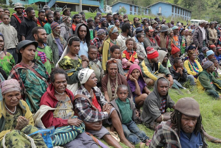 A group of PNG people gather waiting to receive aid kits from the Red Cross